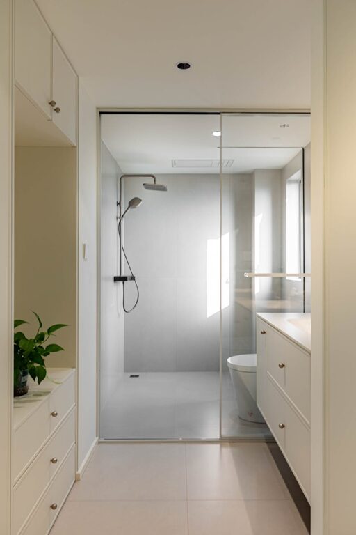 How to Create a Minimalist Bathroom Setup for a Clean, Calm Space